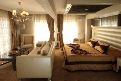Q INN HOTEL