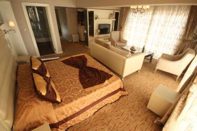 Q INN HOTEL