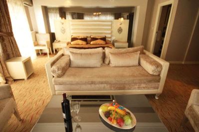 Q INN HOTEL