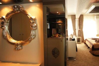 Q INN HOTEL