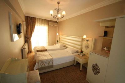 Q INN HOTEL