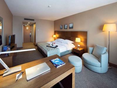 RADISSON BLUE CONFERENCE& AIRPORT HOTEL