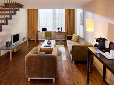 RADISSON BLUE CONFERENCE& AIRPORT HOTEL